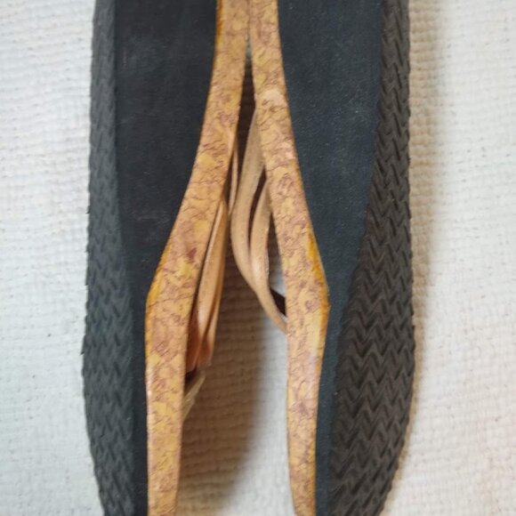 Mossimo  size 7  wedge sandals  saddle/caramel color + white pearl flower - Picture 4 of 7